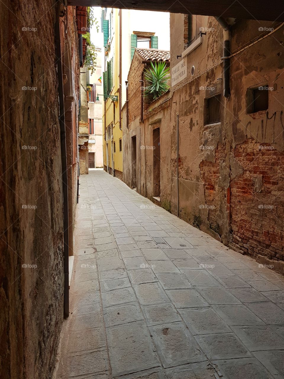 narrow alley