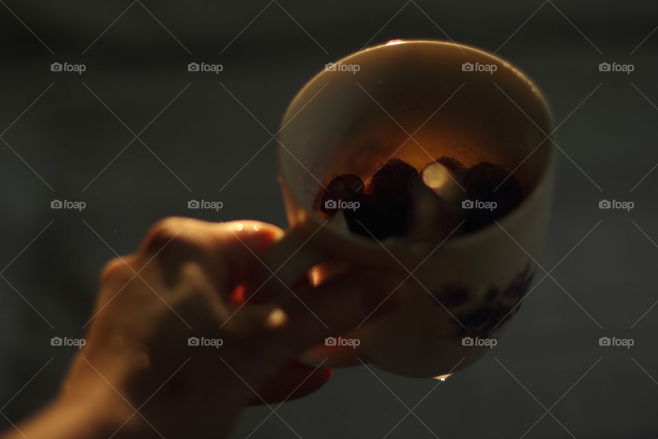 raspberries with sugar in cup