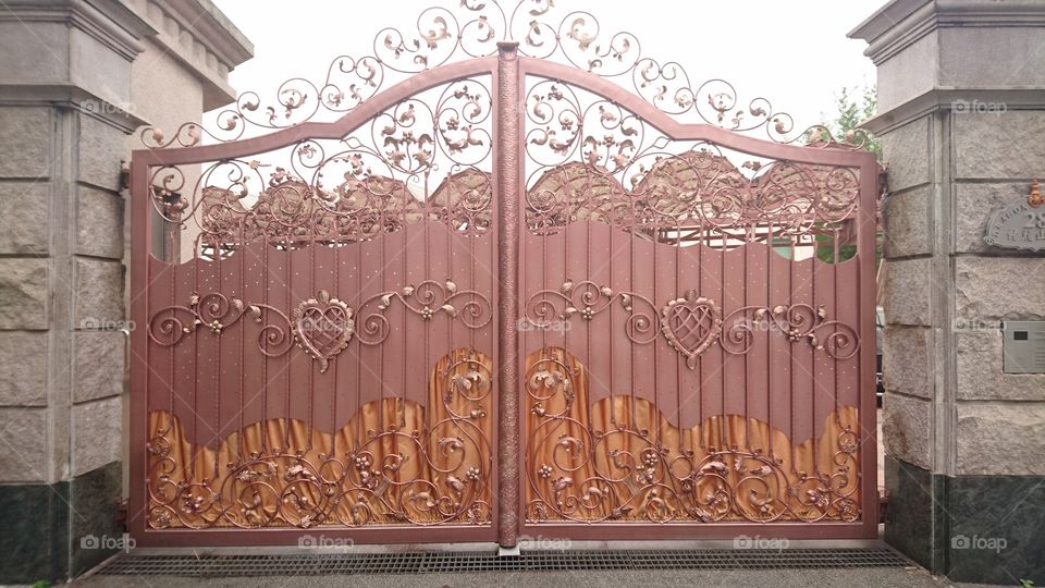 the beautiful gate of Dragon Villa 28, inside are the assorted luxury vehicle owned by some if the prominent personality in Macau..