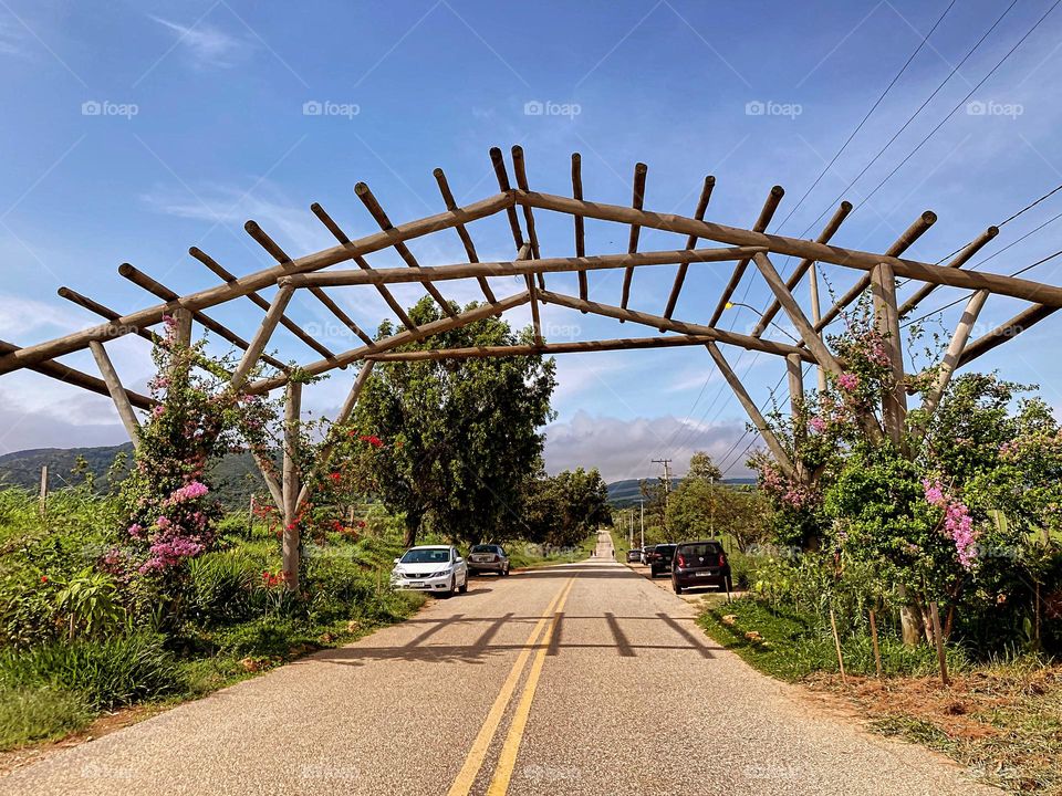 Parodiando o tradicional sambinha: “Quem mora na região e nunca tirou uma foto da Serra, bom sujeito não é. É ruim da cabeça ou doente do pé”.

É bonita a Serra do Japi ou não é?
