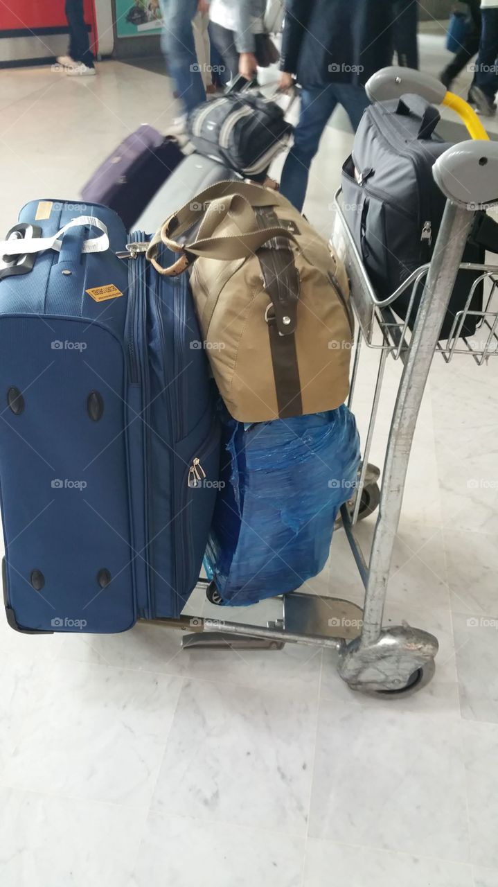 Travel with heavy baggages, at the airport