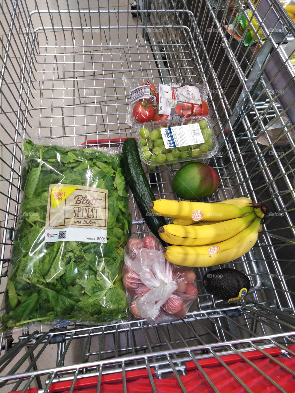 Einkaufswagen mit Obst und Gemüse.