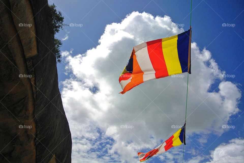 Flying flags🚩 #buddhistflag #dambullacavetemple #no_emptiness #discoversrilanka. 🏃🏽
