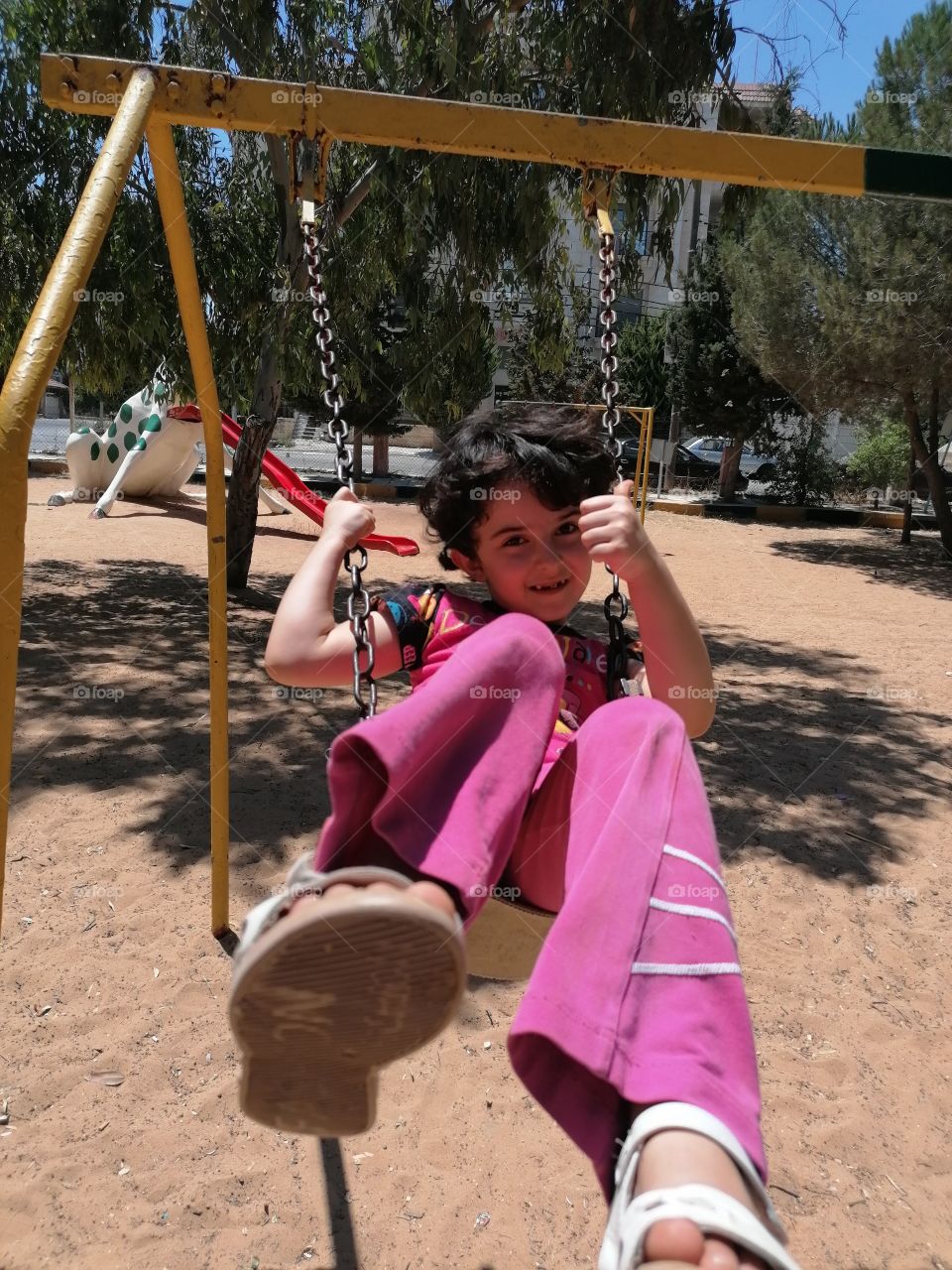 طفلة تتمرجح Baby swinging