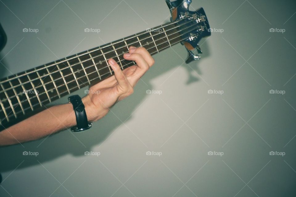 tocando violão