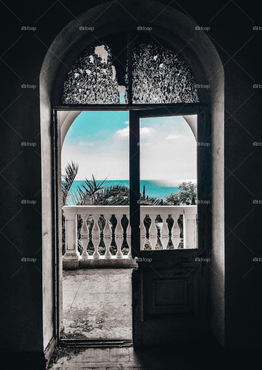 sea ​​view through an old door