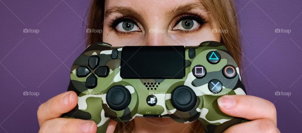 Girl gamer showing her camo themed ps4 contoller