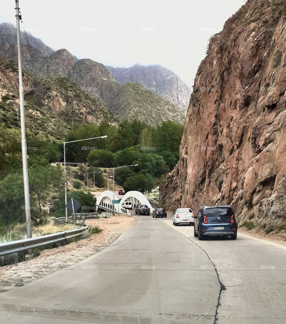 usar el auto en camino a la montaña