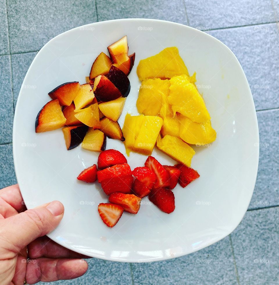 🇺🇸 After lunch, fruits go very well at the table.  How about today's?  We have plum, mango and strawberry – all fresh! / 🇧🇷 Depois do almoço, frutas caem muito bem à mesa. Que tal as de hoje? Temos ameixa, manga e morango – tudo bem fresquinho!