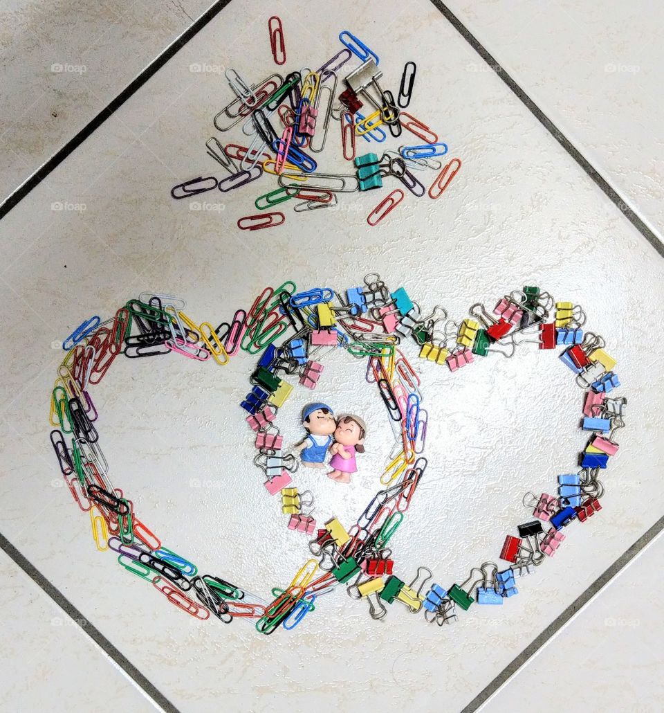 Let us say thank you to clips(paper clips & binder clips), so I designed and gave them two hearts to put on a white ceramic tile. I am grateful their help when I need them. how colorful and beautiful they are !