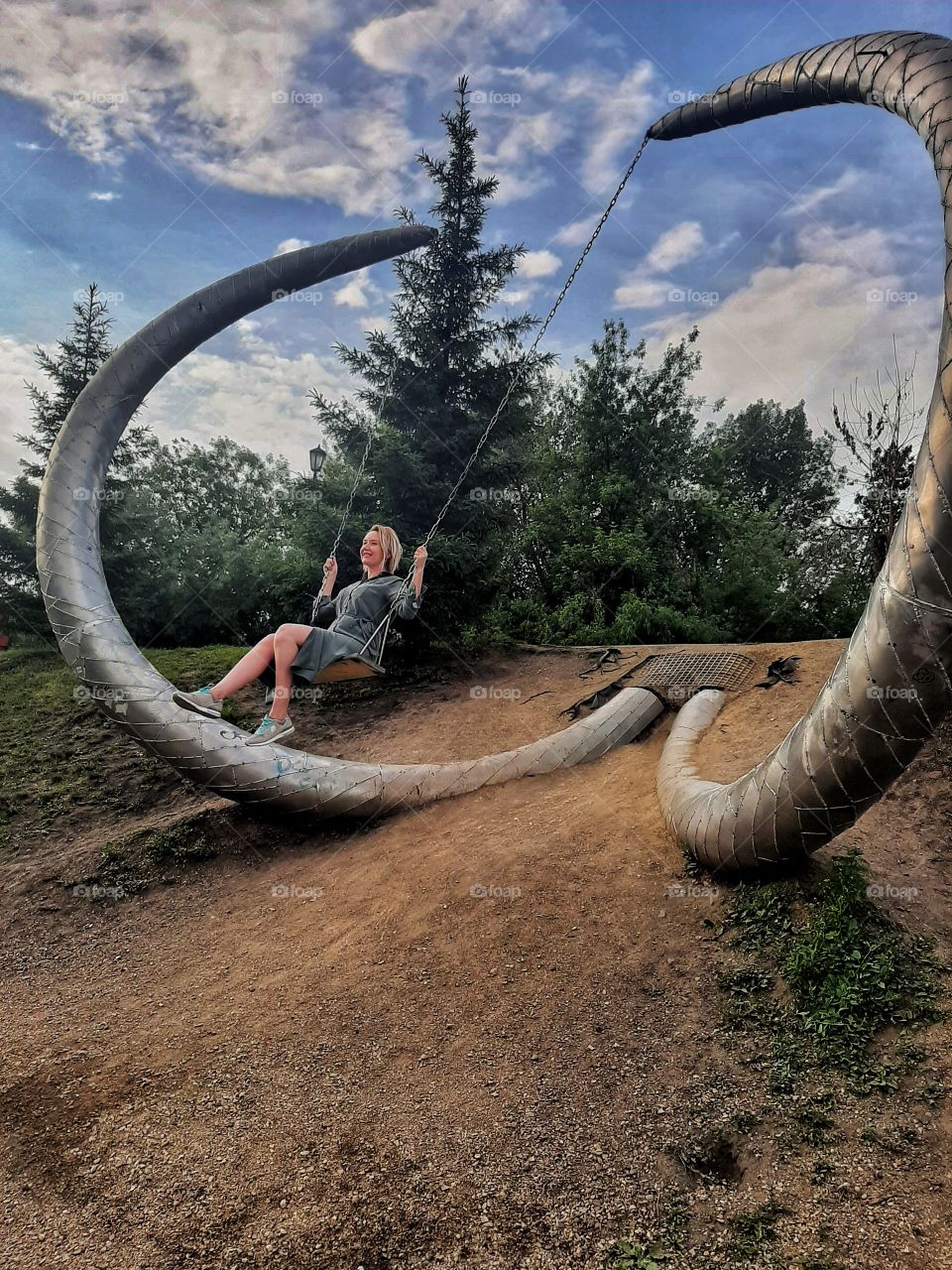 девушка на качеле