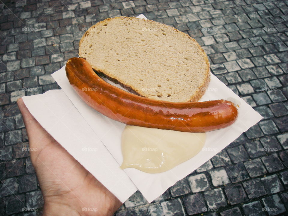 Hot dog Czech style. Czech name: Václavská klobása na tácku + chléb + hořčic
