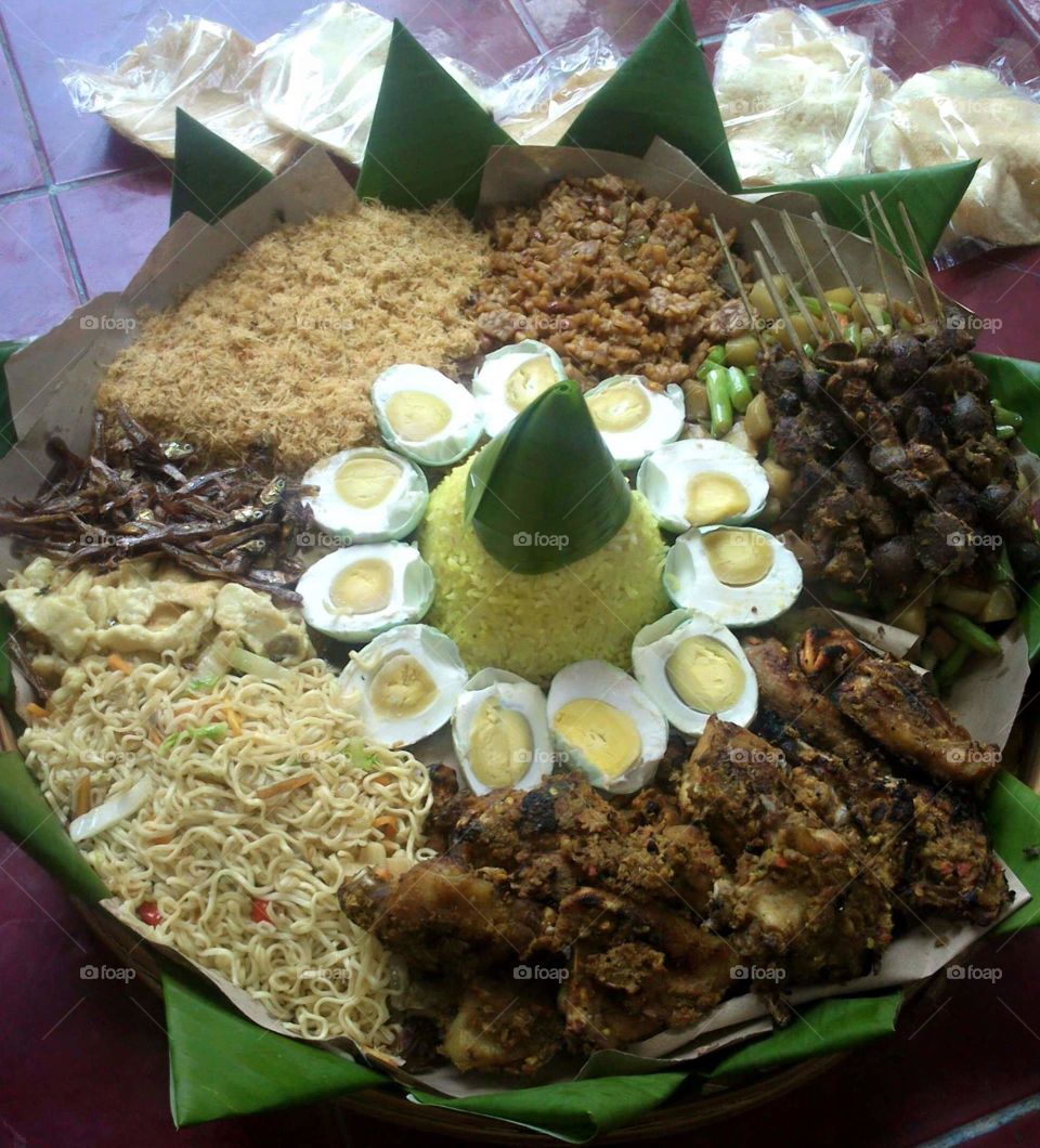 yelow rice with decor