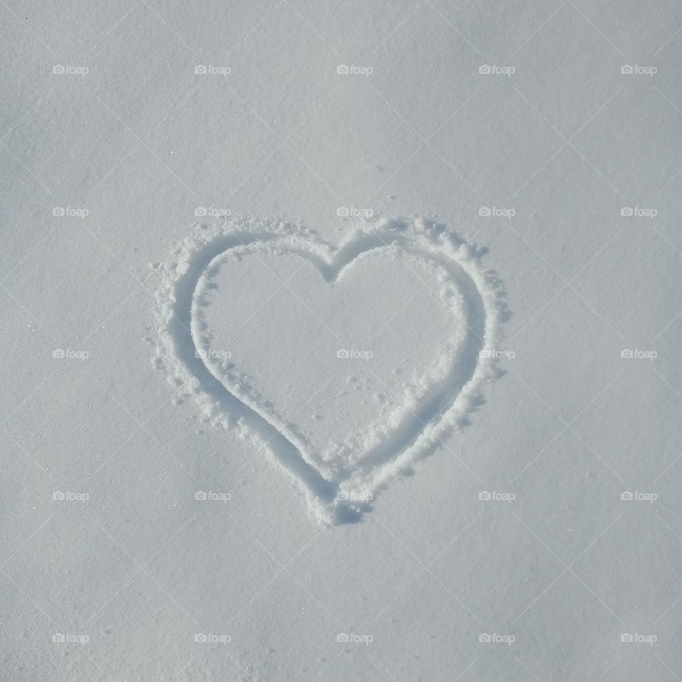 Snow is a wonderful canvas, you can draw a lot❄️ And also sculpting sculptures ⛄ Amazing! 🌨️🌬️📷