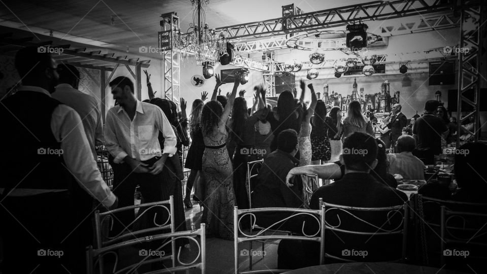 Mulheres querem o buquê.