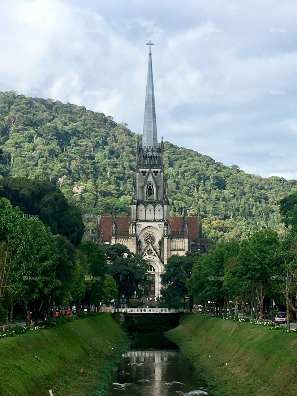 PETRÓPOLIS - Igreja Matriz vista da Avenida Koeller, com o cenário maravilhoso do alto da serra carioca. 