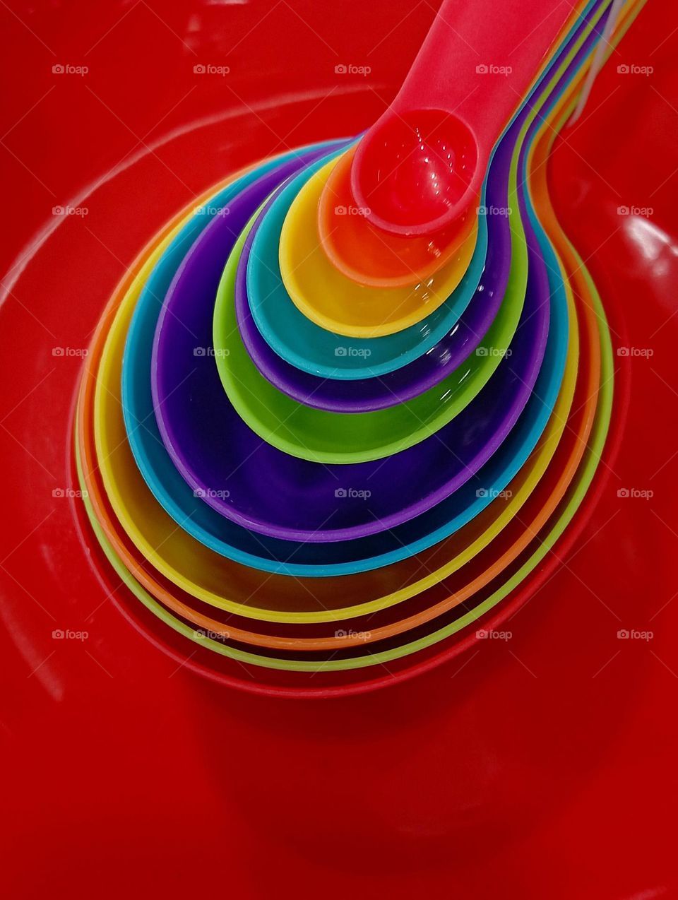 Measuring spoons on the red plate