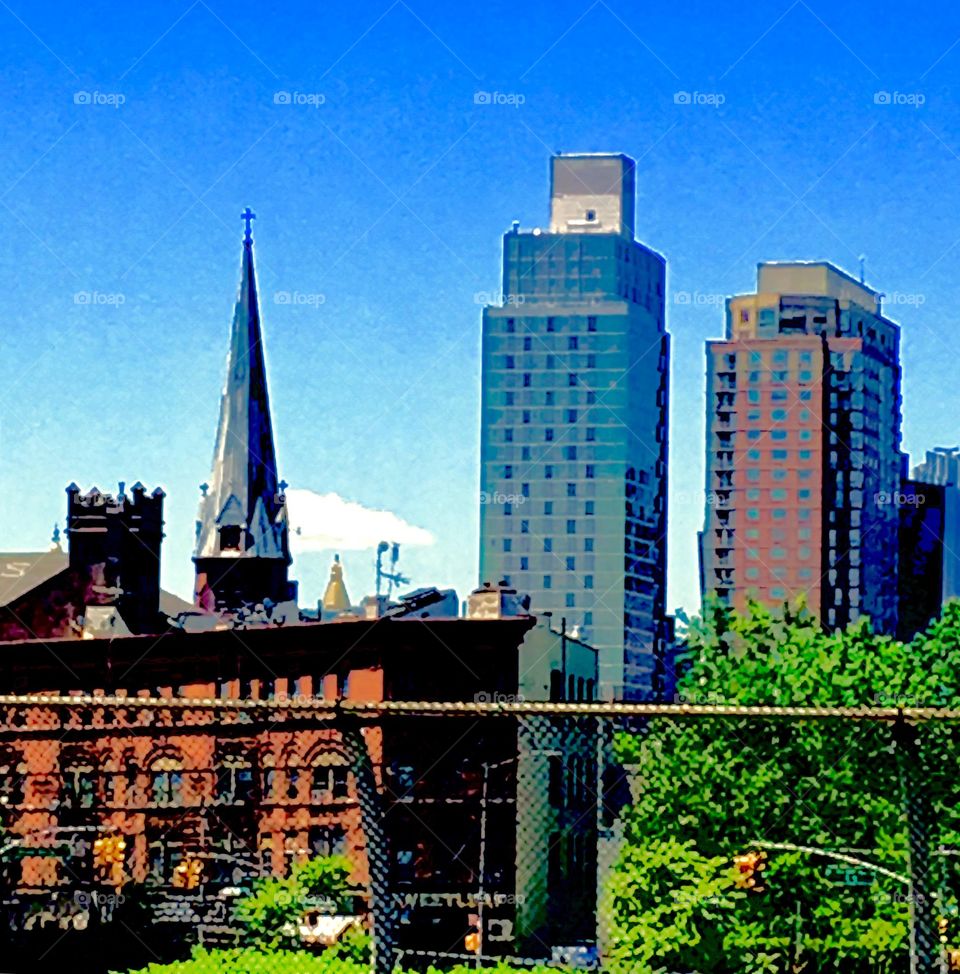 A Long Island City, Queens, New York view from the pedestrian overpass on the way to the „Van Alst St“ MTA G train station. Photo from 2019. Hypnotic Productions