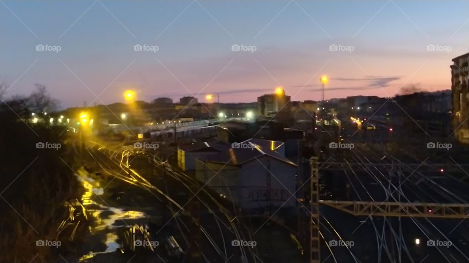 Un amanecer desde el puente de las vias del tren