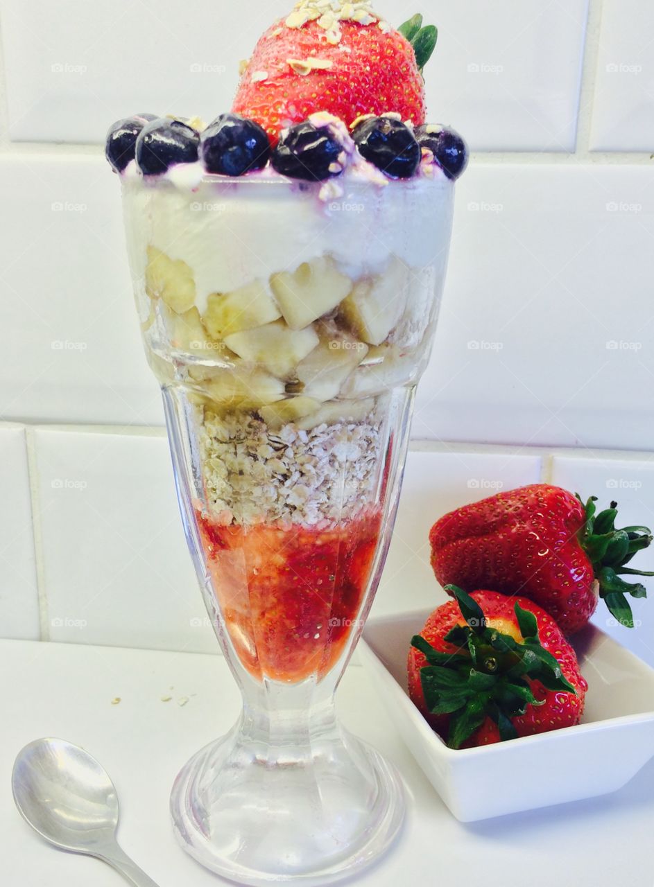 Ultimate yogurt fruit and oat breakfast sundae