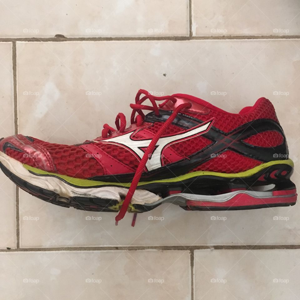 Hora de correr. Pegando meu tênis Mizuno Creation (ainda é o modelo 13, vermelho, antigo mas confortável). LET’S GO RUNNING?