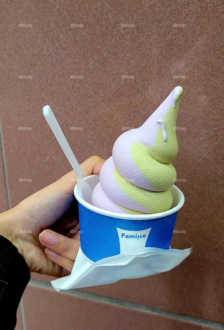 Lilac and light green two-color ice cream