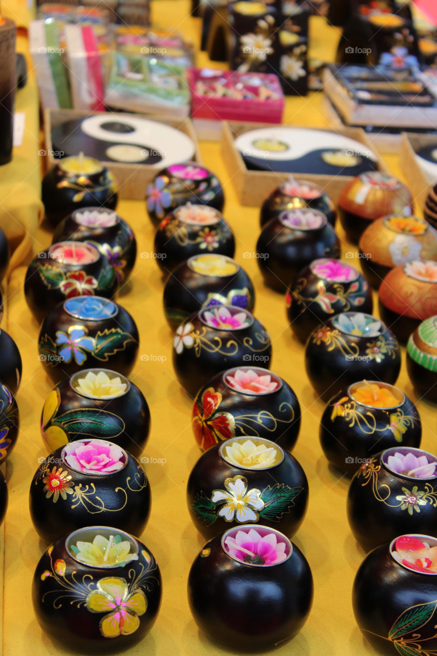 Round candles hand-painted exposed at the market