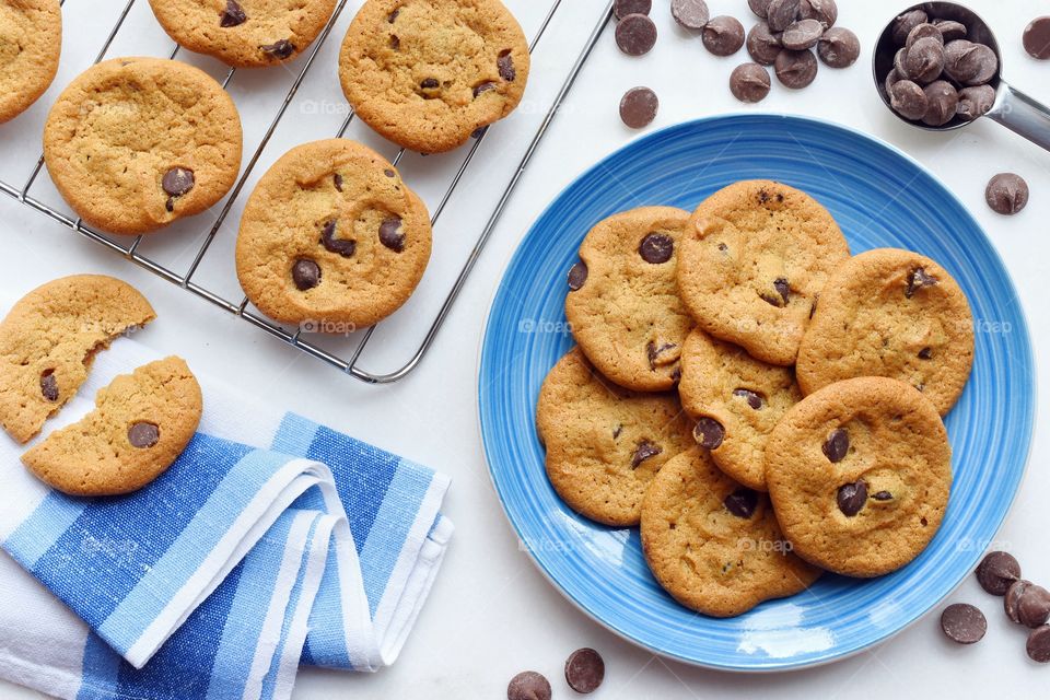 Baking cookies at home 