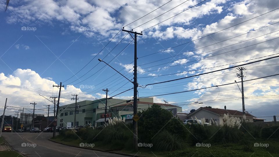 E tivemos esse lindo céu à tarde, com temperatura agradável e nuvens sem ameaçar ninguém. Que bom!