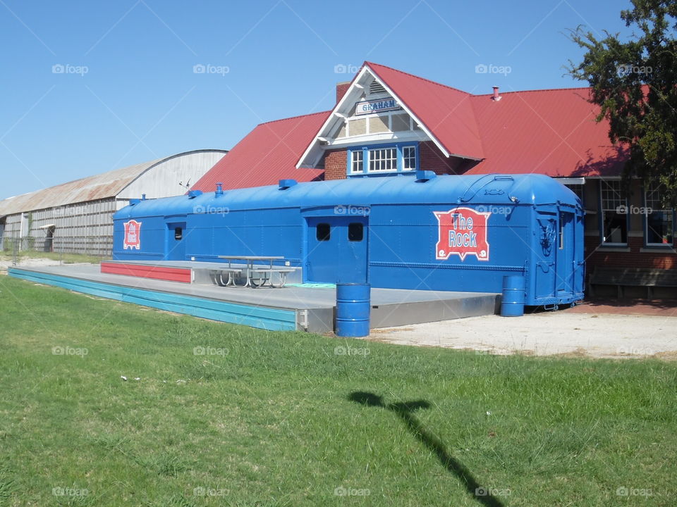 blue caboose. This is a picture of a old caboose. 👣 🚶 🏃 🔥 💨