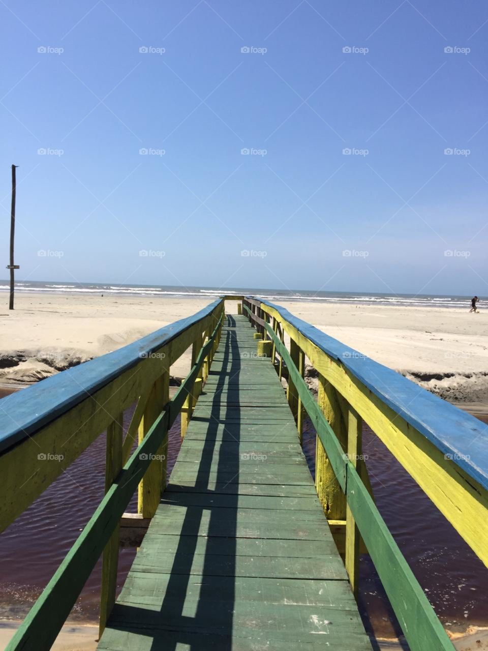Ponte sobre rio no encontro com o mar