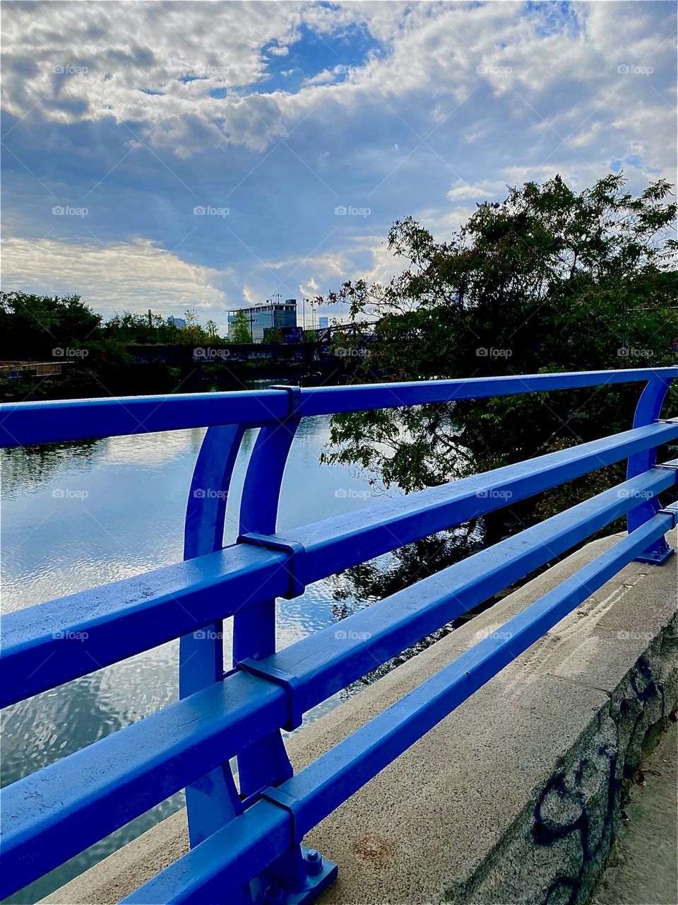 This is the “Borden Avenue Bridge” overlooking “Dutch Kills”, an ocean inlet of the “East River” similar to “Newtown Creek”. The water is still and clear today which turns it into the ideal geographical mirror. 2023. Hypnotic Productions