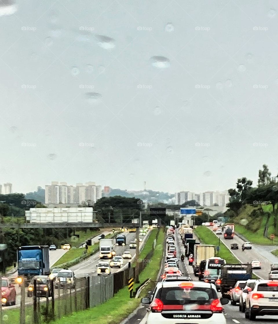 Todo dia a Rodovia Dom Gabriel está esse caos…
O que fazer? O congestionamento já é crônico nessa região. 