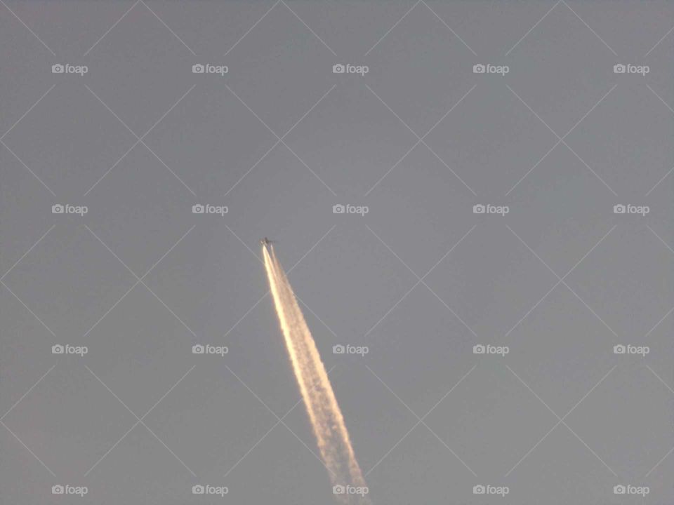 Kondensstreifen am Himmel