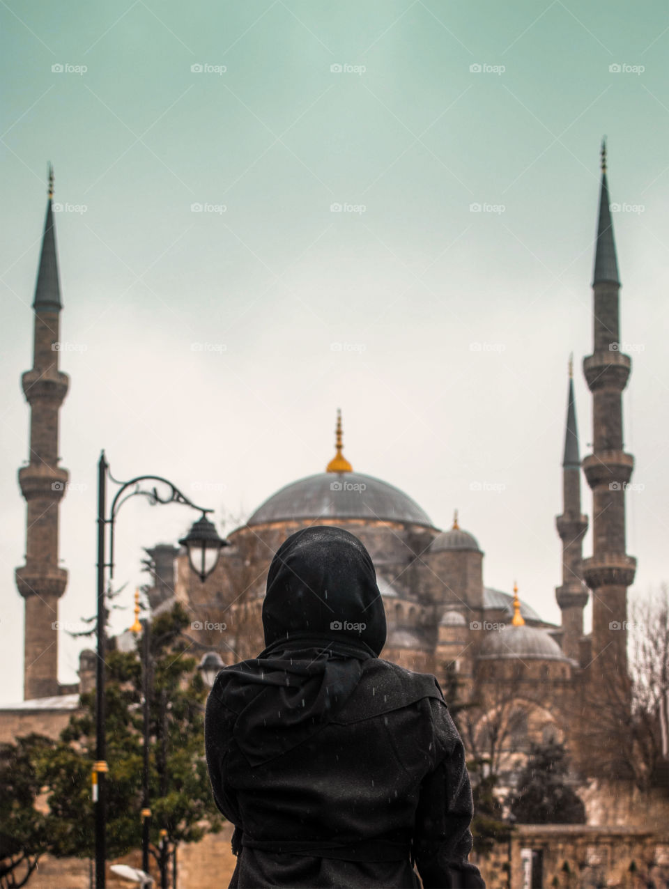 woman with a Blue mosque view, istanbul, Turkey.