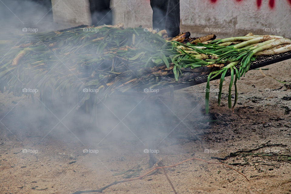 cooking calçots in a traditional way