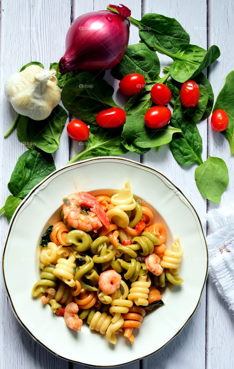 Pasta with prawns and vegetables