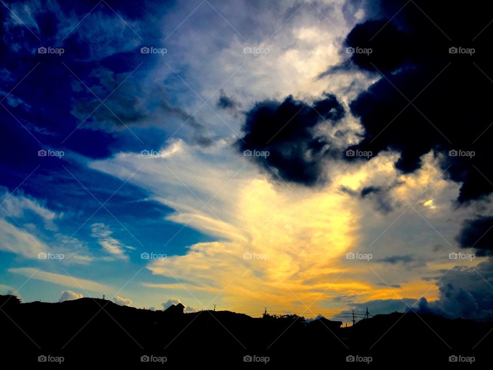 clouds paiint the evening sky
 