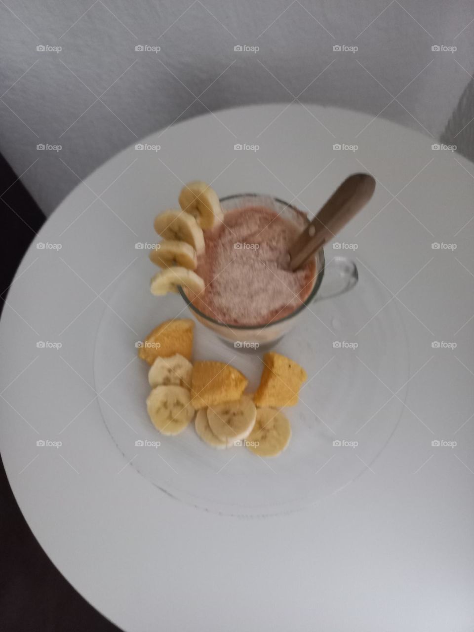 Leite quentinho com Neston vitamina sabor: banana, maçã e mamão; acompanhada com rodelas de banana e uma fatias pequenas de cuscuz. Uma delícia para o aconchego no inverno