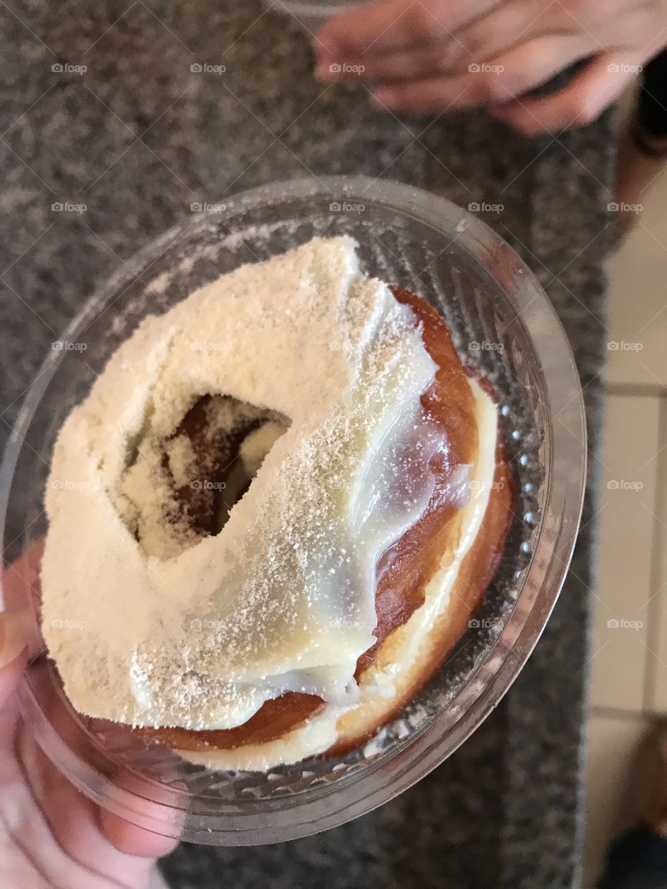 Um donut de leite ninho para animar meu dia! Esse doce não é tão popular assim no Brasil, então tenho que aproveitar.