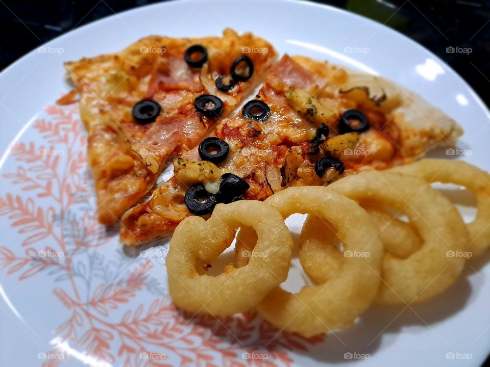 Pizza y aros de cebolla