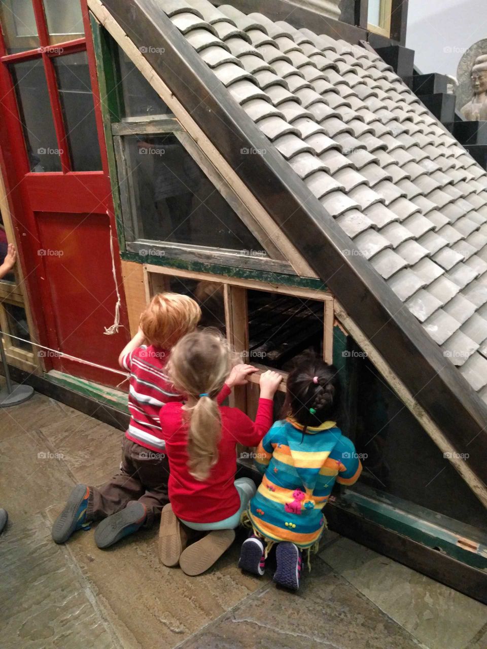 Children learn what an ancient Chinese house looks like