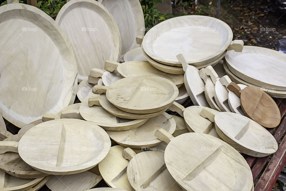 Plates made of wood Put together a lot on the table.