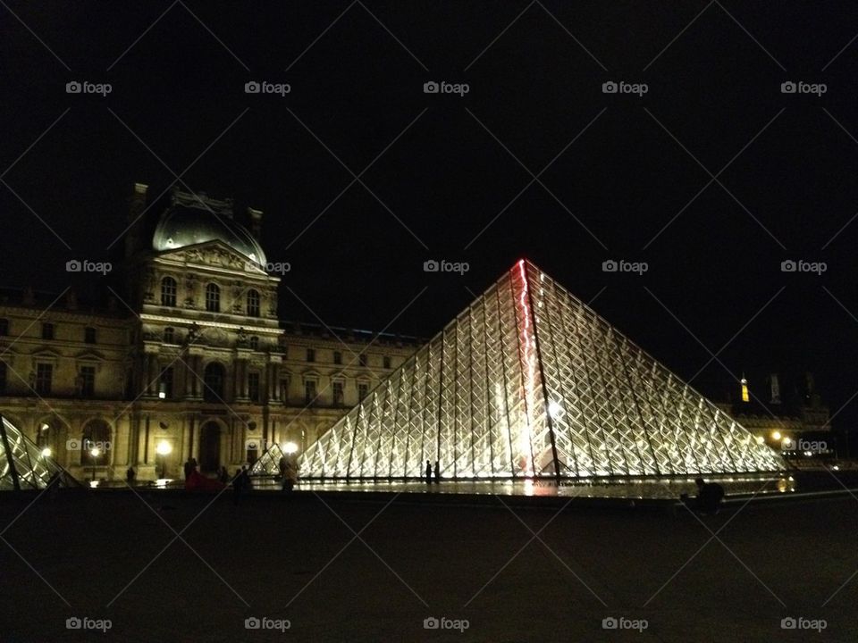 Le Louvre by night