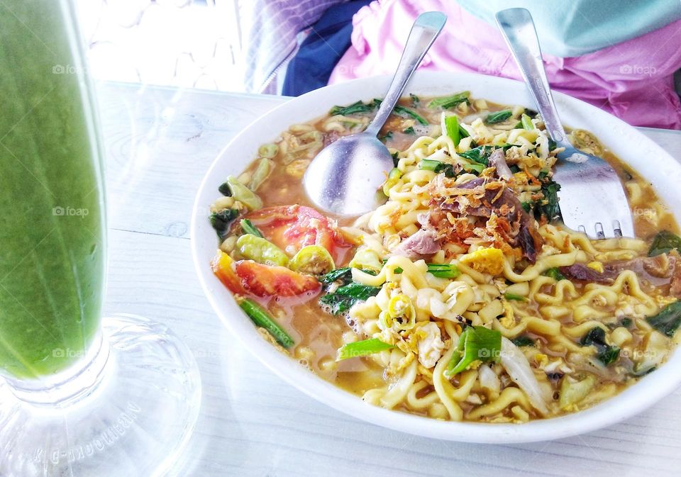 Special noodle soup with sliced ​​vegetables, boiled chicken, tomatoes, fried onion sprinkles and drink green juice