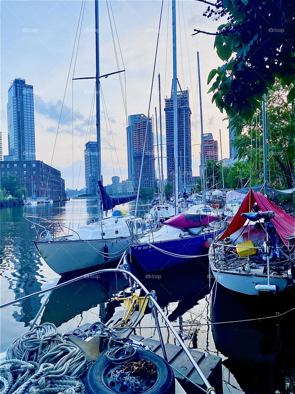 Twilight is near and „Newtown Creek“ by the „Pulaski Bridge“ in LIC, Queens becomes increasingly more magical especially when it is experienced from aboard one of the boats here such as the „Salvation“ which is our home. 2023. Hypnotic Productions