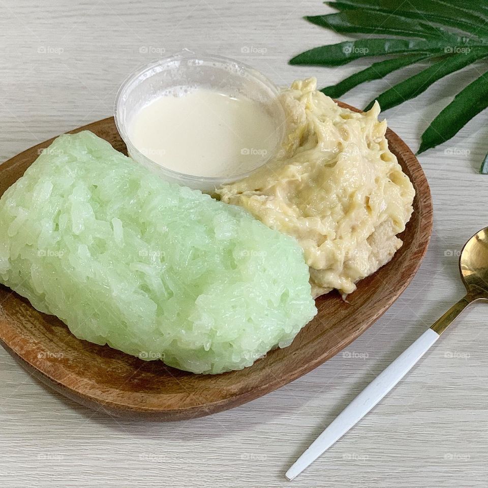 Durian pulut halal desserts for everyone. 