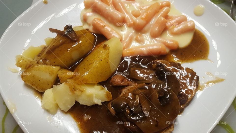 Schweinemedaillons mit Kartoffeln und Möhren