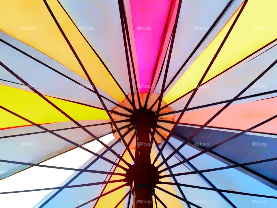 Umbrellas of various colors are spread out to provide shade for sun and rain. When unfolded, it looks very beautiful from the various colors on the umbrella, giving a fresh and refreshing feeling.