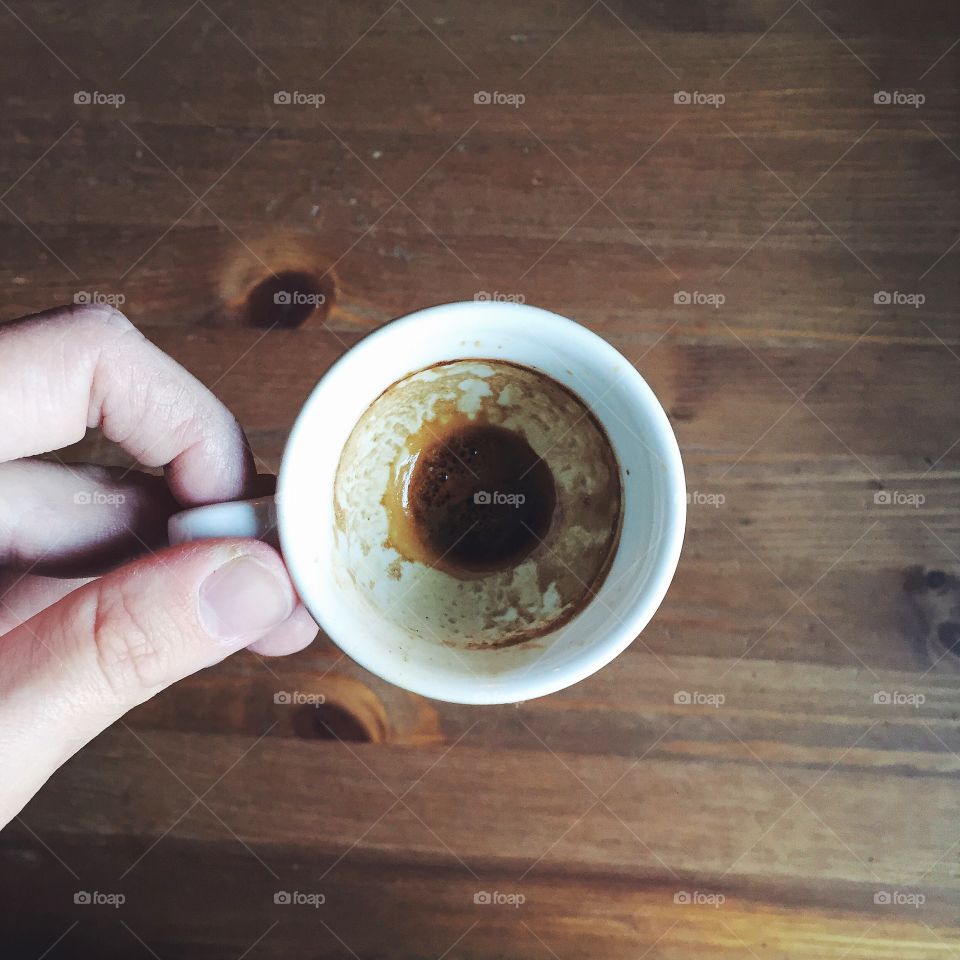 Woman' s hand holding coffee cup